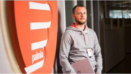 Mikko Laino, tuotannonkoordinaattori seisoo Palmian toimiston käytävällä.